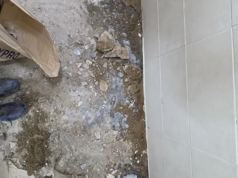 마산회원구 바닥을 깨고 드러낸 화장실 배관 자리