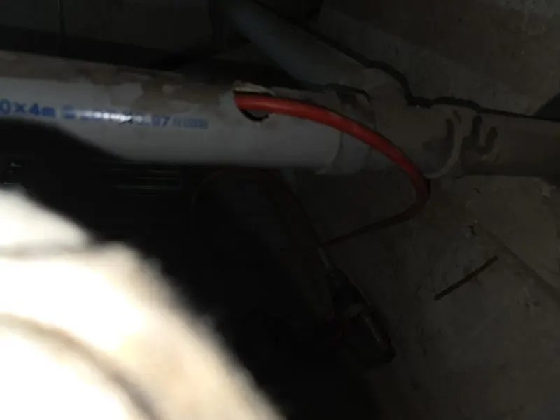 마산회원구 어두운 배관 아래 작업 구멍에 넣은 장비 줄