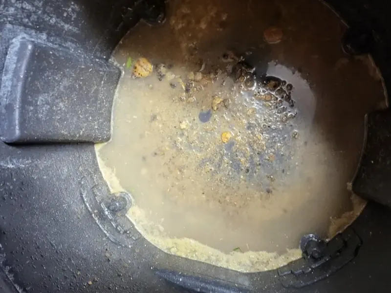 마산회원구 석션 통 바닥에 가라앉은 찌꺼기