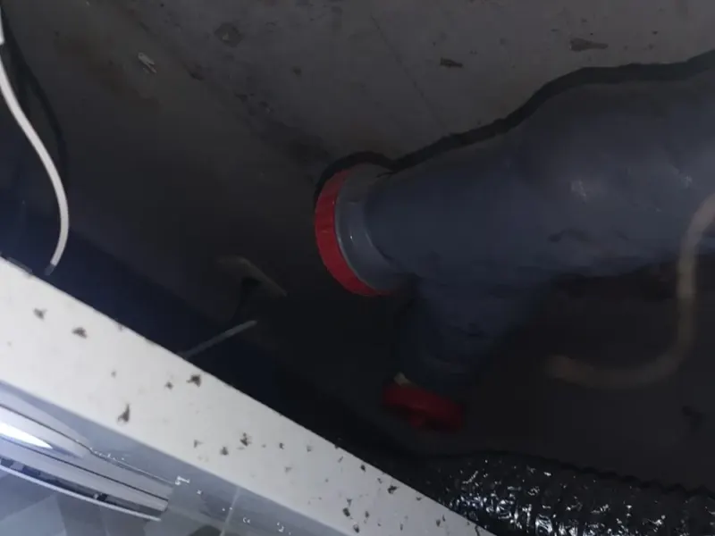 마산회원구 벽 안으로 이어지는 배수관 이음부